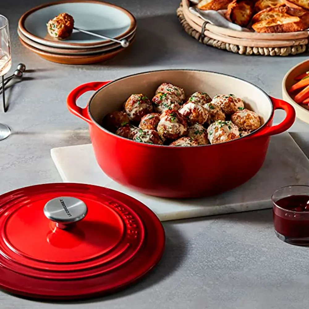 Cocotte rotonda bassa firmata Signature Le Creuset