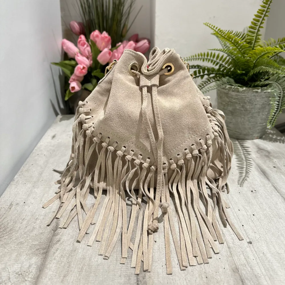 Borsa Pelle Scamosciata Sabbia Secchiello con Frange Tracolla e Passanti Dorati EVA